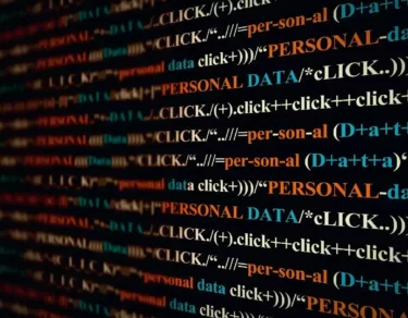 Kolorowe cyfry i litery na czarnym tle imitujące kod programistyczny.